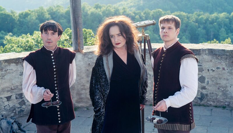 Die Königin mit ihren Lakaien (Mechthild Großmann mit Enno Hesse, rechts und Daniel F. Kamen, links). – Bild: Radio Bremen/​Michael Ihle