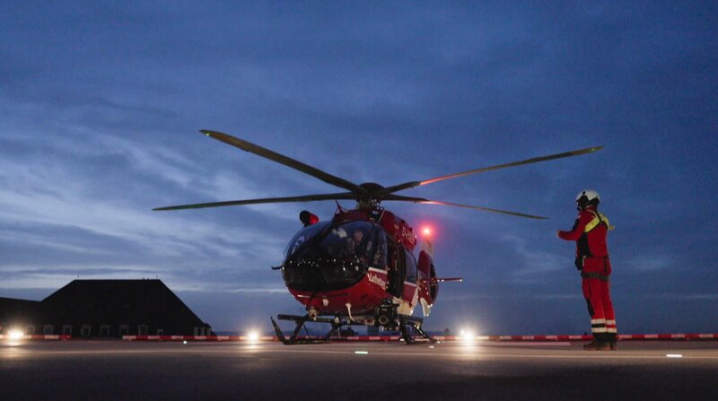 Beim Herz-Kreislaufstillstand zählt jede Sekunde. Im ländlichen Raum ist der Rettungshubschrauber mitunter die einzige Chance, den Patienten schnell genug in ein geeignetes Krankenhaus zu bringen. – Bild: SWR /​ ZDF und SWR