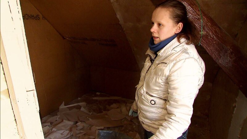 Ein Umzug ist für die schwangere Maria unvermeidbar. – Bild: RTL II