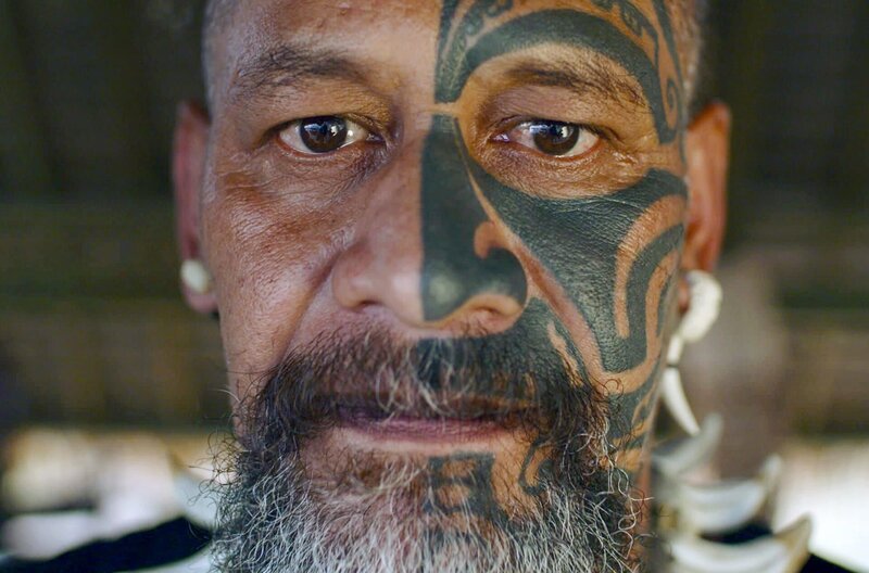 Bildhauer Tangy Taupotini erzählt von dem marquesanischen Gott Tiki. Die Legende von Tiki existiert in zahlreichen Versionen und steht im Zentrum der marquesanischen Kultur. – Bild: Philipp Grieß