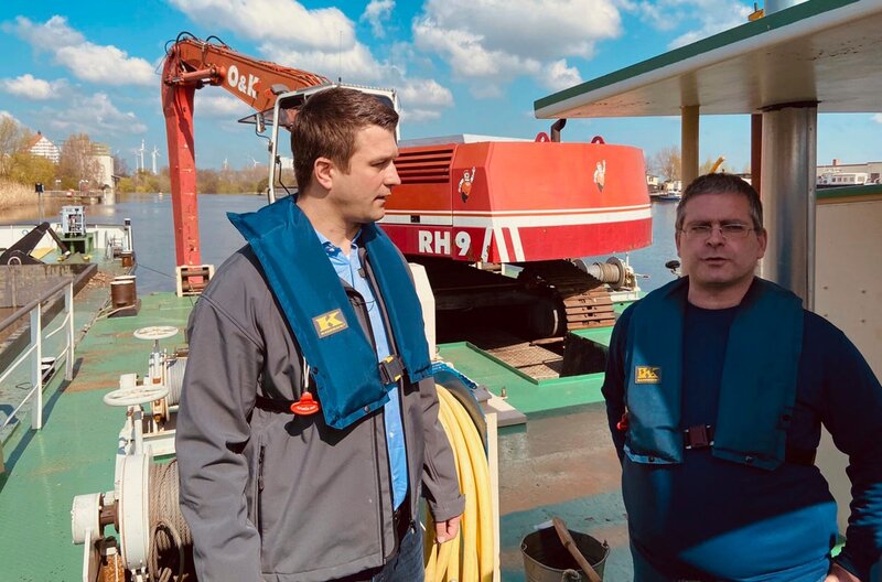 Johannes Kutscher und Dirk Bandau vom Wasser- und Schifffahrtsamt Magdeburg unterhalten im Auftrag des Bundes die Saale und den Saale-Leipzig-Kanal – obwohl kaum noch Frachtschifffahrt stattfindet. – Bild: MDR/​Dirk Schneider