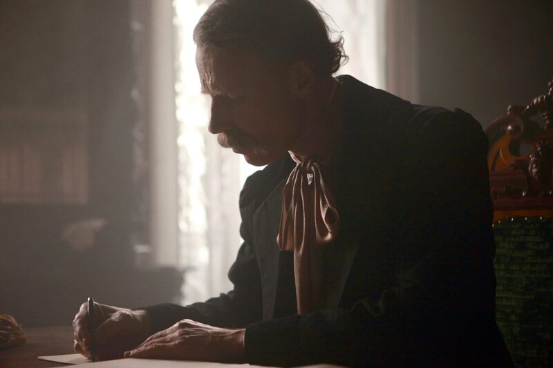 Heinrich Drasche gilt als der große Macher der Ringstraße. Er lieferte den Baustoff damit sich Kaiser Franz Joseph I. seinen Traum einer imposanten Residenzstadt verwirklichen konnte. Kein einziger Ziegel wäre für ein kaiserliches Repräsentationsgebäude verbaut worden ohne das Zutuns des Ziegelbarons. Drasche lieferte also das handfeste Material, um die Luftschlösser des Kaisers auf festen Boden zu stellen. Ziegel. Seine Wienerberger Ziegelfabrik erlangte eine Monopolstellung, wodurch Drasche einige Orden und Medaillen verliehen bekam. Mit Geschäftssinn brachte es Heinrich Drasche nicht nur zu unermesslichem Reichtum, sondern auch zur Nobilitierung durch den Kaiser. – Bild: BR, ORF, Neulandfilm