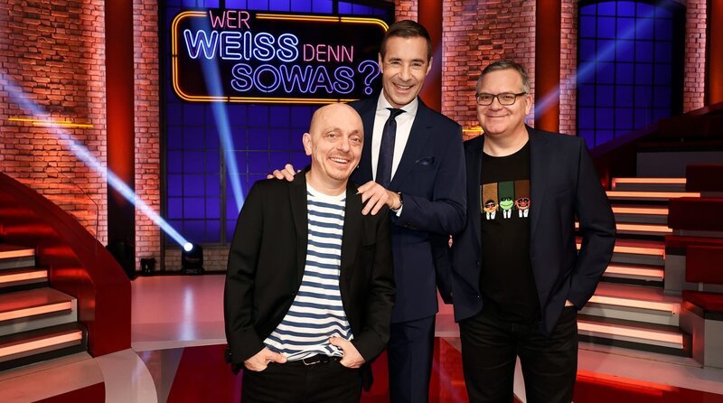 v.li.: Bernhard Hoëcker, Kai Pflaume und Schauspieler und Moderator Hans Sigl – Bild: rbb/​NDR/​Matzen/​ARD/​UFA SHOW & FACTUAL