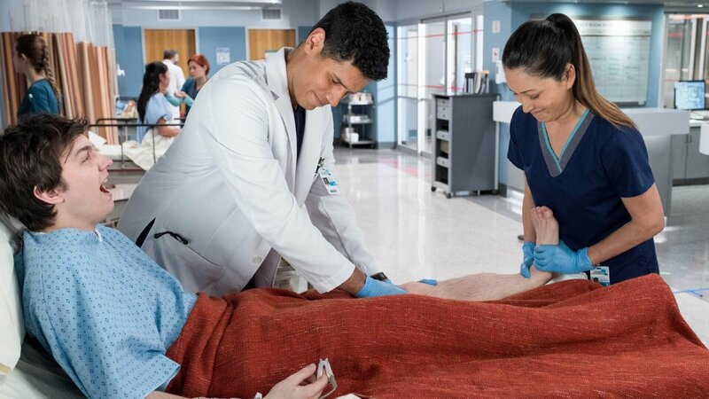 Caden Hauley (Donnie MacNeil, l.),  Dr. Jared Kalu (Chuku Modu) und Dr. Lim (Christina Chang) – Bild: MG RTL D /​ Sony Pictures Television Inc. and Disney Enterprises, Inc. All Rights Reserved.