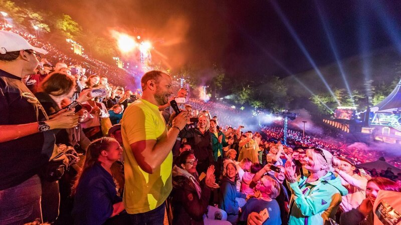Das Programm „Männer sind bekloppt, aber sexy“ der unbestrittenen Nummer 1 der Comedy-Szene, Mario Barth, haben über 800.000 Fans erlebt. Mit dem Abschluss im Sommer 2017 feierte der elffache „Comedypreis“-Träger gleichzeitig eine Premiere: Zum ersten Mal trat Mario Barth auf der Waldbühne Berlin vor 20.000 Fans auf und erfüllte sich damit nach zwei Weltrekorden einen weiteren Traum. RTL zeigt nun das spektakuläre Tourfinale. – Bild: TVNOW /​ Sebastian Drüen