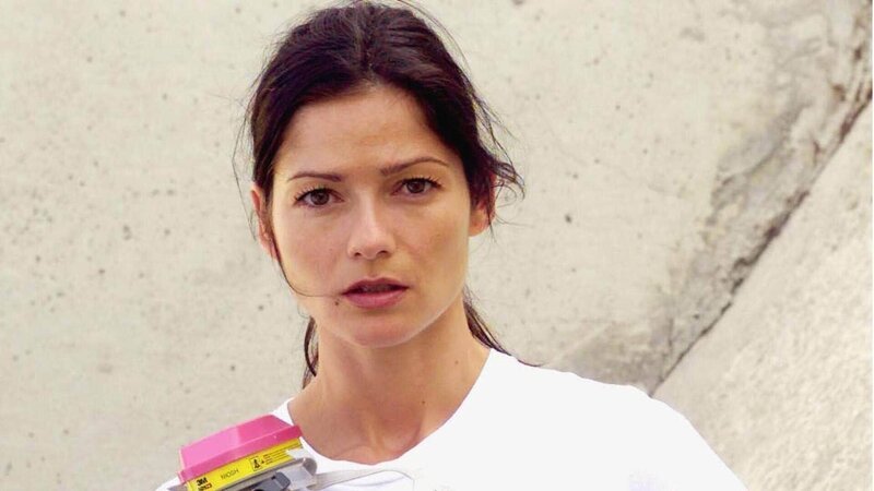 Dr. Jordan Cavanaugh (Jill Hennessy) findet heraus, dass ein Mädchen bei einer Explosion nicht verbrannt wurde, sondern vorher bereits tot war. – Bild: TVNOW /​ NBC Universal