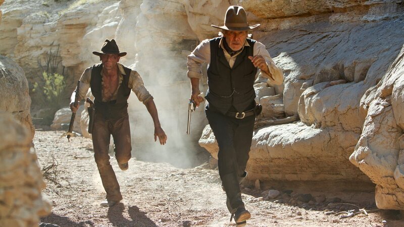 Colonel Dolarhyde (Harrison Ford, re.) und Jake Lonergan (Daniel Craig) nehmen den Kampf gegen die Aliens auf. – Bild: 2011 Universal Studios and Dreamworks II Distribution Co., LLC. All rights reserved. Colonel Dolarhyde (Harrison Ford, re.) und Jake Lonergan (Daniel Craig) nehmen den Kampf gegen die Aliens auf. – Bild: 2011 Universal Studios and Dreamworks II Distribution Co., LLC. All rights reserved.
