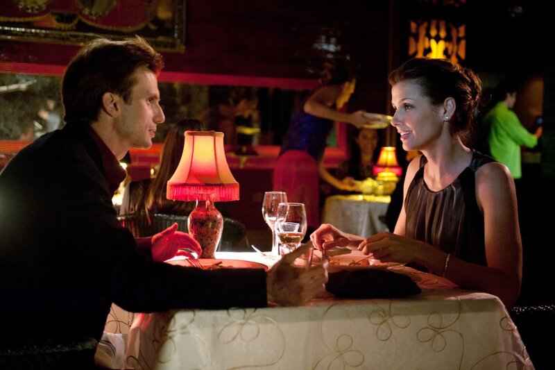 Erin (Bridget Moynahan, r.) verbringt einen romantischen Abend mit Jacob Krystal (Fred Weller, l.). Entwickelt sich mehr zwischen den beiden? – Bild: Sat.1 Gold