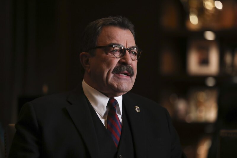 Familienoberhaupt Frank Reagan (Tom Selleck) probiert immer seiner Familie mit Rat und Tat beizustehen … – Bild: 2017 CBS Broadcasting, Inc. All Rights Reserved /​ Craig Blankenhorn Lizenzbild frei