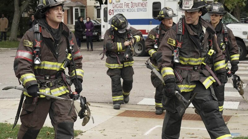 V.l.: Kelly Severide (Taylor Kinney), Randy „Mouch“ McHolland (Christian Stolte), Matthew Casey (Jesse Spencer), Stella Kidd (Miranda Rae Mayo) – Bild: Foto: RTL /​ 2019 NBCUniversal Media, LLC