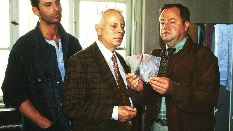 Kriminalkommissar Eschenbach (Matthias Bullach, l.) und Kriminalhauptkommissar Kehler (Wolfgang Bathke, r.) zeigen dem Gefängnisdirektor (Eberhard Prüter) die Tatwaffe, mit der ein Häftling ermordet wurde. – Bild: MG RTL D