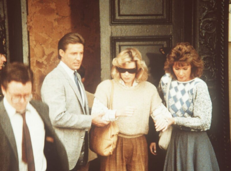 Die Journalistin Coleen Donnely (Nancy Stafford, M.) lebt gefährlich, denn sie weiß von einem schweren Korruptionsfall in Santarilla. Amanda (Kate Jackson, r.) und Lee (Bruce Boxleitner, 2.v.l.) sollen sie beschützen … – Bild: CBS Television