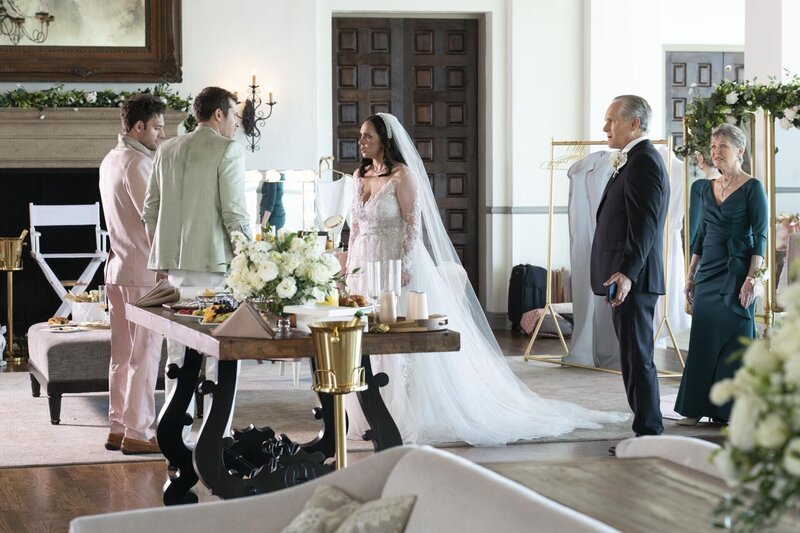 (v.l.n.r.) Evan „Buck“ Buckley (Oliver Stark); Eddie Diaz (Ryan Guzman); Maddie Kendall (Jennifer Love Hewitt); Phillip Buckley (Gregory Harrison); Margaret Buckley (Dee Wallace Dee Wallace) – Bild: 20th Television