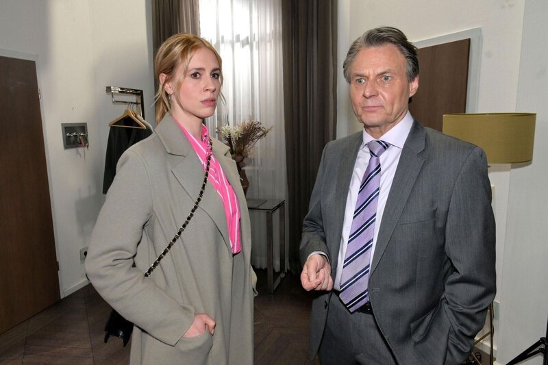 Wird Zoe (Lara Dandelion Seibert) Gerner (Wolfgang Bahro) ihre gesamten Anteile an der Bank unter Wert verkaufen? – Bild: RTL /​ Rolf Baumgartner