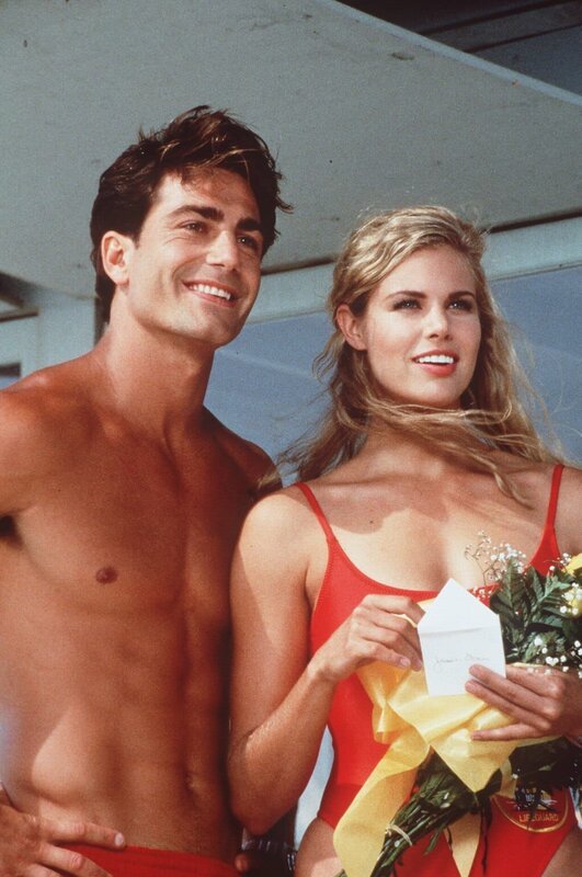 JD (Michael Bergin) hat sich etwas ganz Besonderes für seine angebetete Jessie (Brooke Burns) ausgedacht. – Bild: ProSieben MAXX