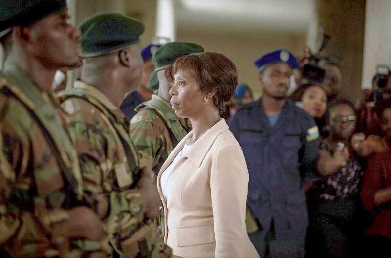 Mit ihrer umstrittenen Rede hat Alice Munezero (Noma Dumezweni) die ruandische Regierung und das Militär gegen sich aufgebracht. – Bild: Des Willie