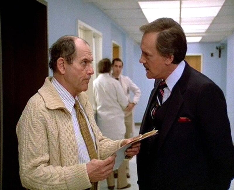 Asten (John S. Ragin, r.) gefällt der skeptische Scharfsinn von Chatham (Gerald S. O’Loughlin). – Bild: RTLup