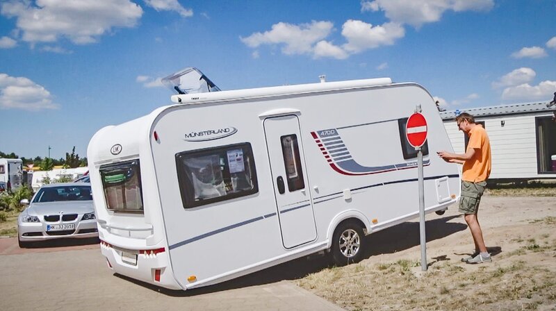 Im Südsee-Camp gibt es eine Fahrschule um Wohnwagen sicher zu rangieren. Und wer will, kann auch testen, wie dieser sich per Fernbedienung einparken lässt. – Bild: NDR/​MDR/​timeline