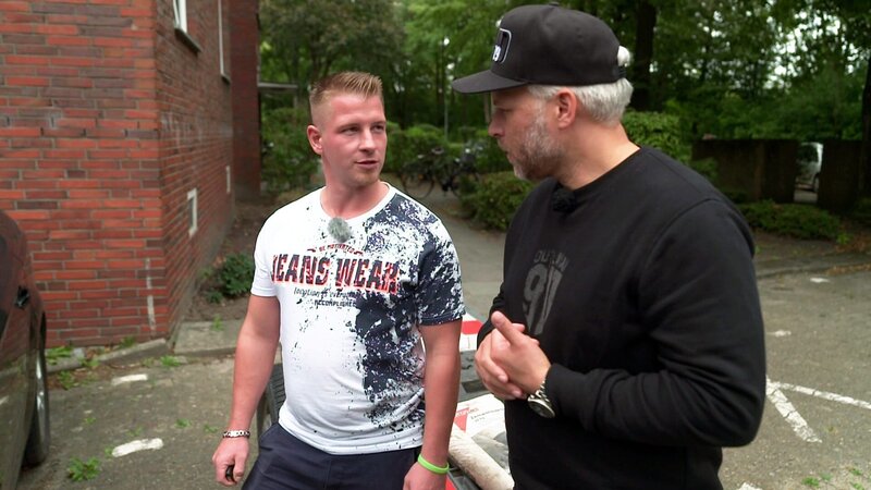 Rettungs-Sanitäter Sebastian (29, li.) bittet Sidney Hoffmann um Hilfe. Keine leichte Aufgabe für den Autoexperten. Der Ford Mondeo fährt nicht mehr, allerdings hat Sebastian 5.500 Euro Startkapital. – Bild: RTLZWEI