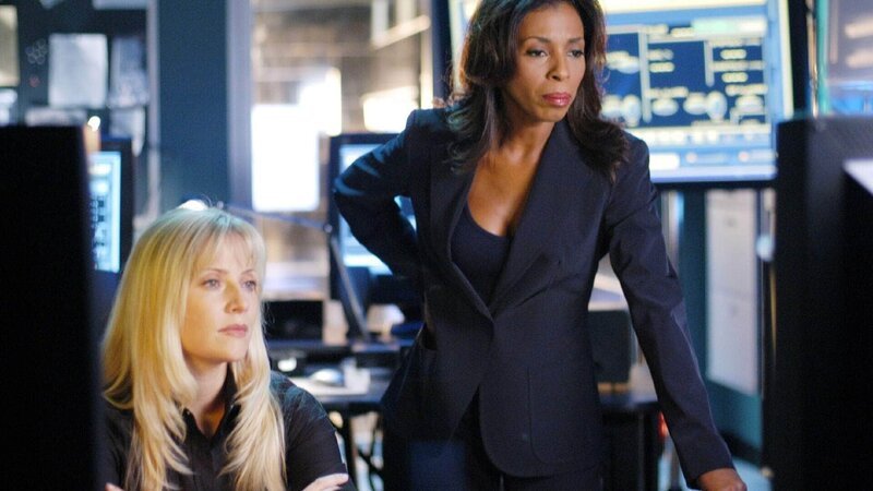 Der Anästhesist einer Schönheitsklinik wurde erhängt in seinem Appartement aufgefunden. Aufgrund der Würgemale an dem Leichnam schließen Alexx (Khandi Alexander, r.) und Calleigh (Emily Procter) einen Selbstmord aus. – Bild: TVNOW /​ CBS