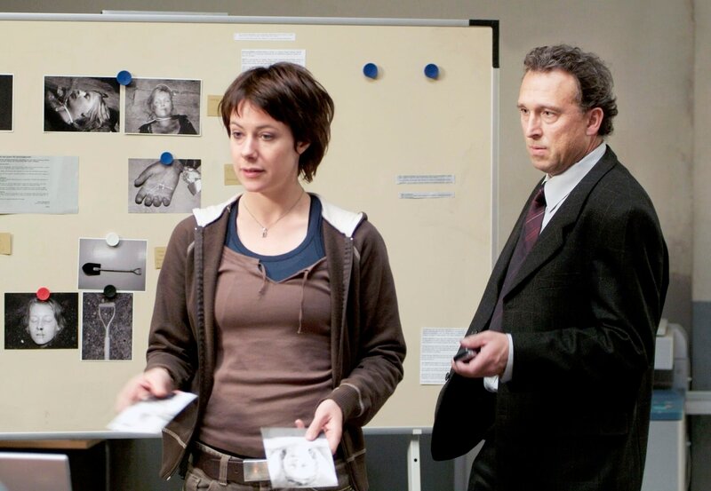 Dienstchef Reinhart (Philip Zanden) ist nicht zufrieden mit Morenos (Eva Rexed) Ermittlungen. – Bild: ARD Degeto/​Fredrik Hjerling