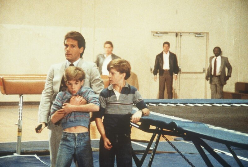 Prescott (Robert Lipton, l.) hat Jamie (Gregory Morton, vorne r.) und Philip (Paul Stout, vorne l.) in seine Gewalt gebracht. Lee (Bruce Boxleitner, hinten l.), Joe (Sam Melville, hinten M.) und Shamba (Garrett Morris, hinten, r.) wollen ihnen helfen … – Bild: Viacom