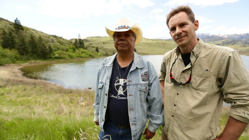 George Kourounis und Mitwirkender vor dem See für die Marslagune. Die Verwendung des sendungsbezogenen Materials ist nur mit dem Hinweis und Verlinkung auf RTL+ gestattet. – Bild: RTL /​ Wag TV