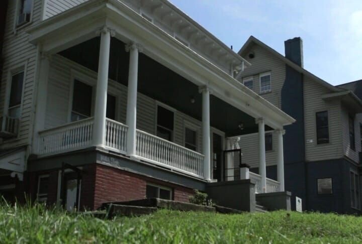 Eine junge Frau wird nur ca. 180 Meter von ihrem Zuhause nackt und erwürgt aufgefunden. Die ersten Ermittlungen führen jedoch zu nichts. Jetzt sind Lt. Joe Kendas Fertigkeiten gefragt … – Bild: Jupiter Entertainment