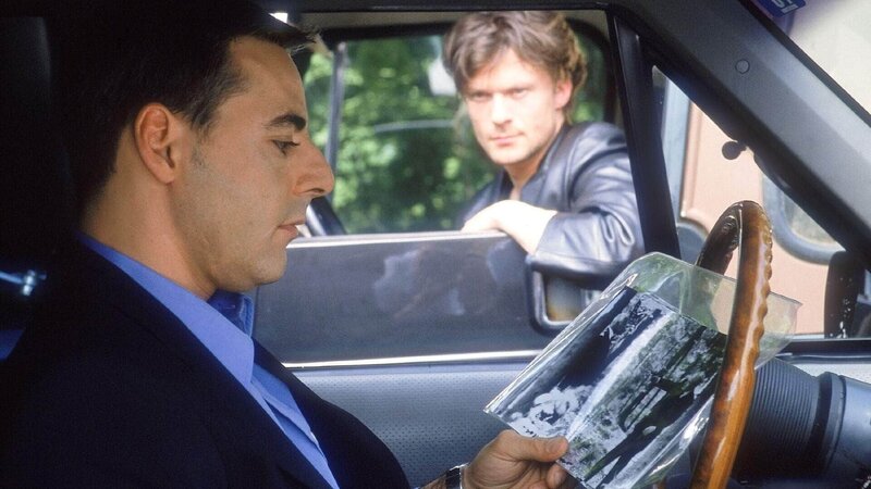 Vladek ist im Besitz von Fotos, die Wagner eindeutig als kaltblütigen Mörder zeigen. Er trifft sich zur Geldübergabe mit dessen Sohn Johannes auf einem Autobahnrastplatz. – Bild: MG RTL D