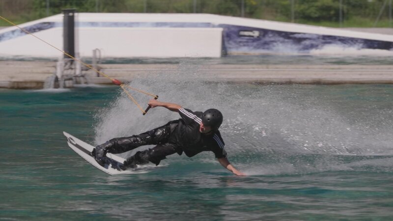 Ein Mann surft. – Bild: Tellvision media