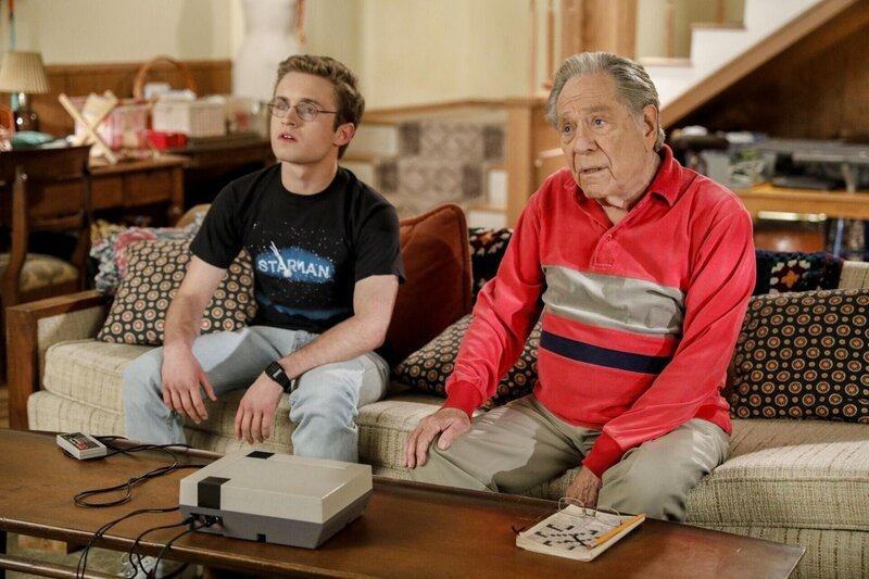 v.li.: Sean Giambrone (Adam Goldberg), George Segal (Pops). – Bild: Sony Pictures Television Inc. /​ Raymond Liu