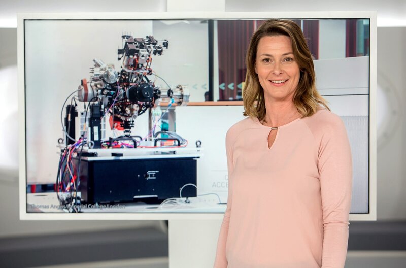 Satellitennavigationssysteme erleichtern den Alltag enorm. Es sei denn, man befindet sich an Orten, wo der Satellitenempfang gestört wird oder gar nicht erst zu einem durchdringen kann. Deshalb arbeiten Forscher an einem Londoner College derzeit an einer Lösung, wie diese Systeme auch ohne Satelliten auskommen könnten. Mehr hierüber erfahren wir von Anja Reschke in „Wissen vor acht – Zukunft“. – Bild: ARD und Klaus Hernitschek