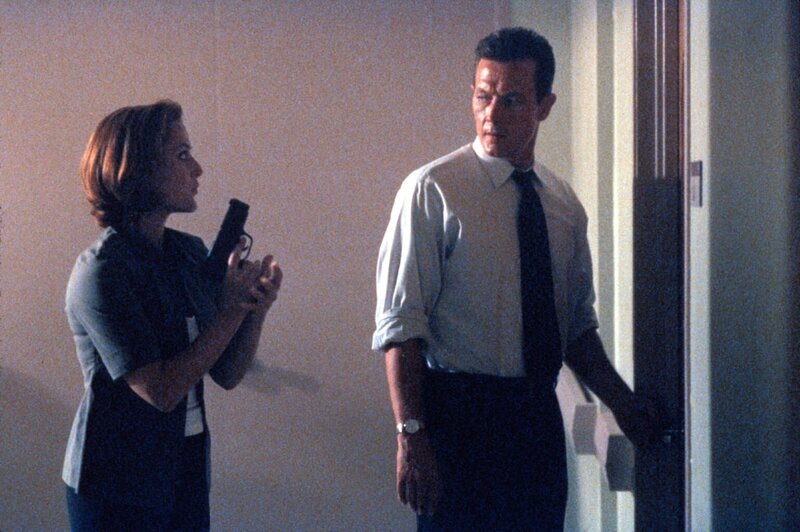 Scully (Gillian Anderson, l.) und Doggett (Robert Patrick, r.) ermitteln in einem mysteriösen Entführungsfall. – Bild: Twentieth Century Fox Film Corporation