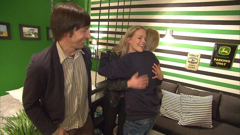 Sohn Jan bedankt sich bei Eva und John für sein tolles neues Zimmer … – Bild: RTL II – Recht zum Abdruck/​Darstellung zeitlich/​sachlich beschränkt auf die Bewerbung der Sendung