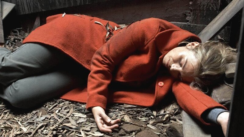 Ob Tess (Bridie Carter) den Sturz in den tiefen Schacht überlebt hat? – Bild: TVNOW/​Southern Star