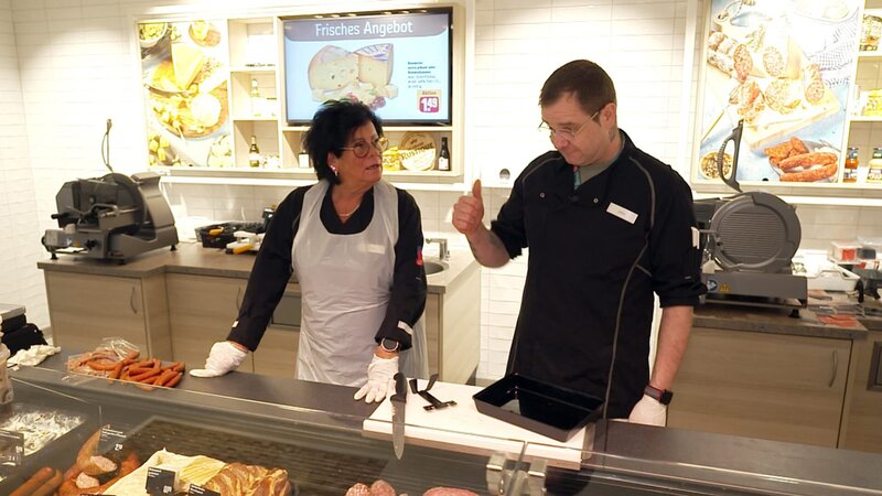 An der Fleischtheke entbrennt eine hitzige Diskussion. zwischen Gabi und John – Bild: RTLZWEI