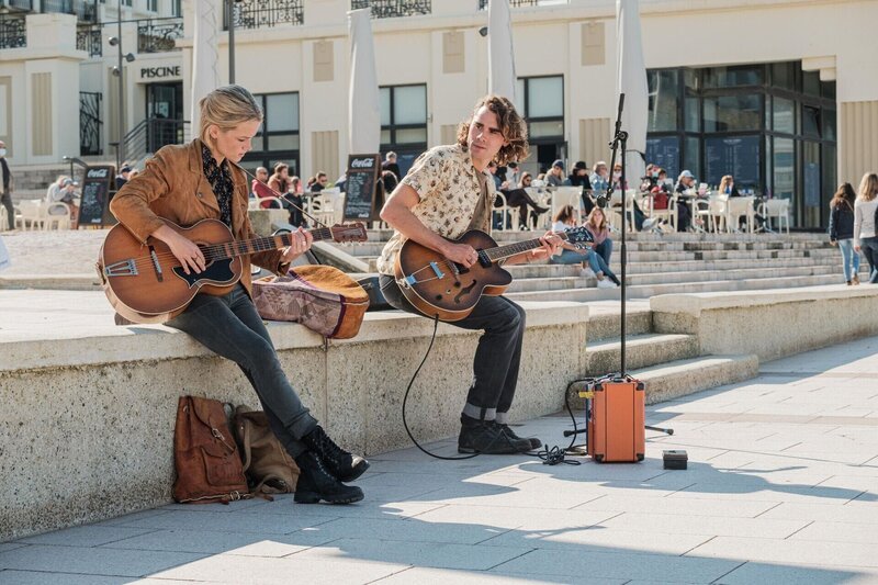 Ana (Lynn Van Royen, l.); Jan (Boris Van Severen, r.) – Bild: LEONIS PRODUCTIONS /​ TF1 /​ BELGA PRODUCTIONS /​ RTBF Télévision Belge