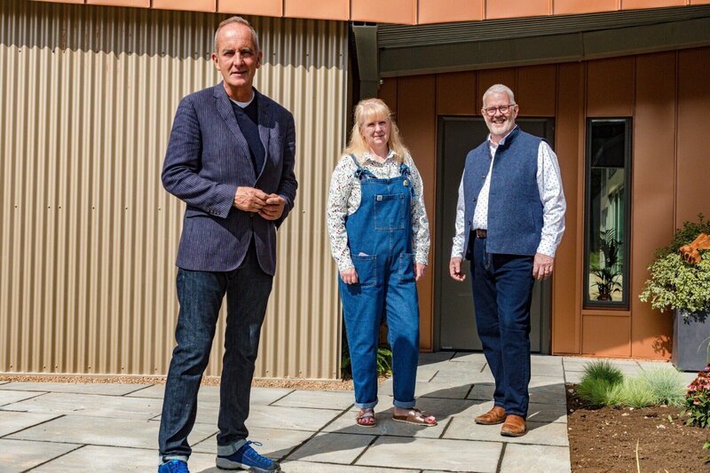 V.l.: Kevin McCloud, Sarah und Mike – Bild: RTL