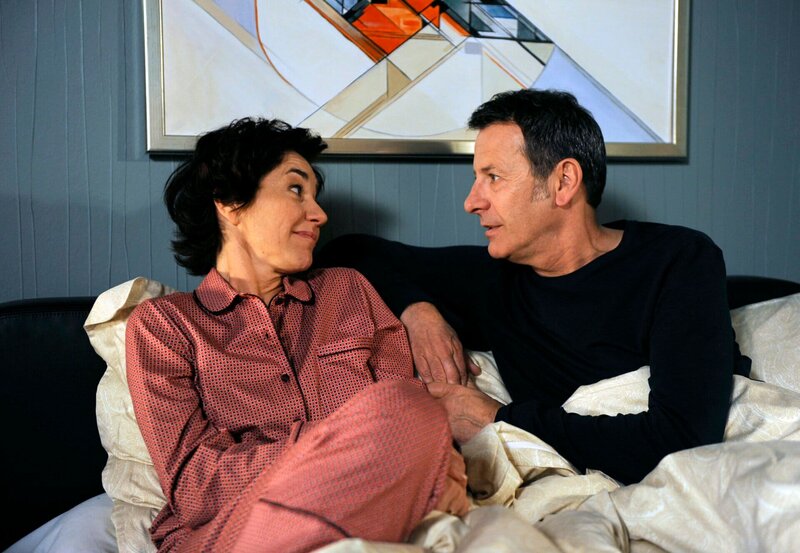 Gunter (Hermann Toelcke, r.) bittet Merle (Anja Franke, l.), ganz zu ihm aufs Gut zu ziehen. – Bild: ARD/​Nicole Manthey