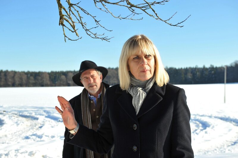 Julius (Michele Oliveri, l.); Charlotte (Mona Seefried, r.) – Bild: ProSiebenSat.1 Media SE