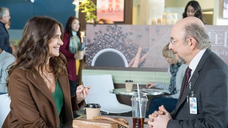 Sheila Kelley (Debbie Wexler) und Dr. Aaron Glassman (Richard Schiff) – Bild: MG RTL D /​ © 2017 Sony Pictures Television Inc. and Disney Enterprises, Inc. All Rights Reserved.