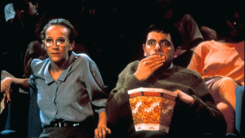 Mr. Bean (Rowan Atkinson) möchte den Kinoabend mit einem Horrorfilm in aller Ruhe ausklingen lassen. – Bild: SUPER RTL