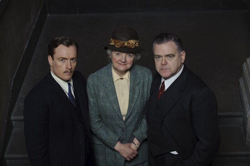 V.l.n.r.: George Pritchard (Toby Stephens), Miss Marple (Julia McKenzie), Detective Somerset (Kevin McNally) – Bild: ITV Studios
