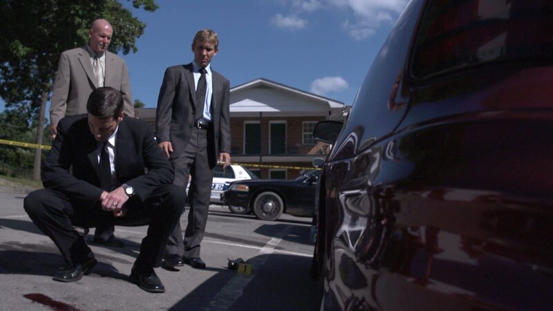 Lt. Joe Kenda (Carl Marino, vorne) entdeckt eine grausame, unerwartete Verbindung zwischen Täter und Opfern. – Bild: Jupiter Entertainment