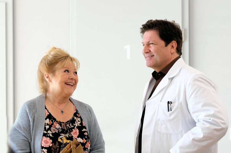 Lisbeth Hoffmann (Franziska Troegner, l.) ist wegen unregelmäßig wiederkehrenden Krämpfen und Schmerzen bei Dr. Kleist (Francis Fulton Smith, r.) in Behandlung. – Bild: ARD/​Jacqueline Krause-Burberg