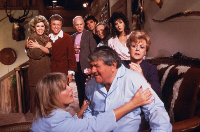 Jessica Fletcher (Angela Lansbury, r.) ist zur Verlobungsfeier von Kip Howard (George Clooney, hinten 4.v.l.) und Corrie eingeladen und findet sich plötzlich Mitten in einer Familienfehde wieder ? – Bild: Universal Pictures
