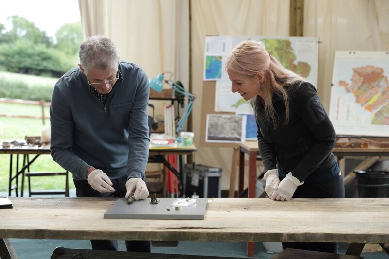 Nick Cooper und Alice Roberts – Bild: THE HISTORY CHANNEL /​ Rare TV