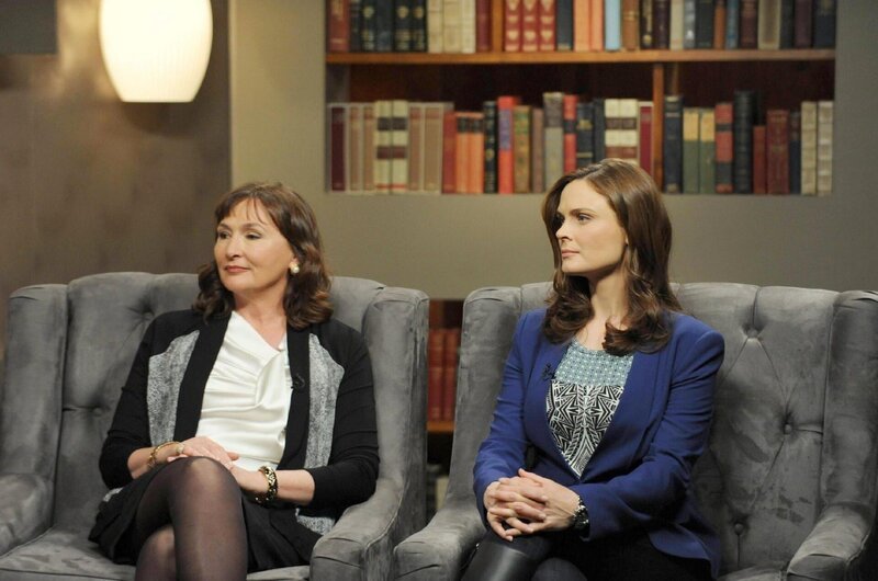 Brennan (Emily Deschanel, r.) hat sich auf einen öffentlichen Schlagabtausch mit der Bestseller-Autorin Tess Brown (Nora Dunn) eingelassen, die Bones mit ihrem jüngsten Werk Konkurrenz macht. – Bild: RTL