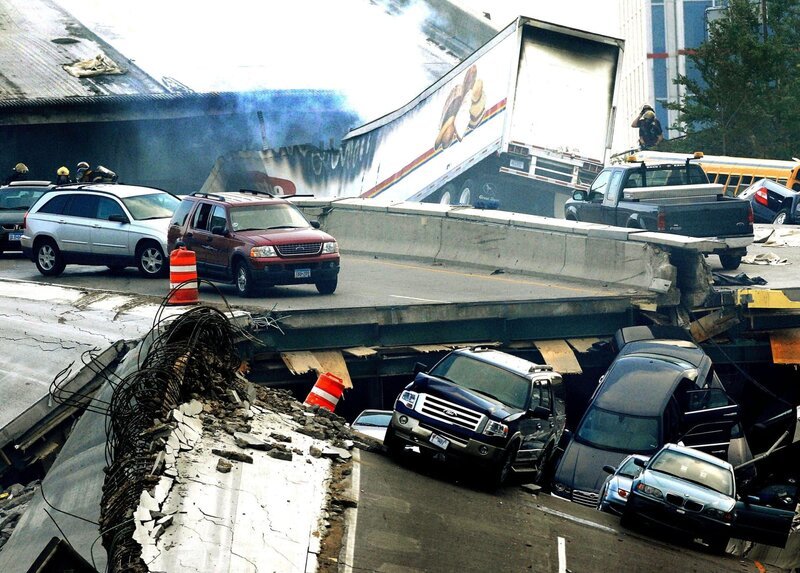 Cars sit on the collapsed Interstate 35W bridge on Wednesday August 1st, 2007.Cars sit on the collapsed Interstate 35W bridge on Wednesday August 1st, 2007. – Bild: Licensed by Beyond Entertainment Limited Lizenzbild frei