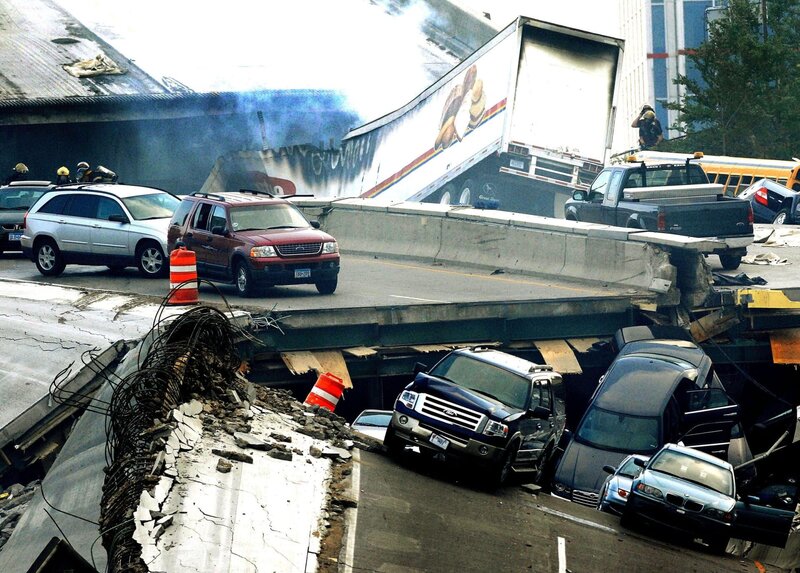 Cars sit on the collapsed Interstate 35W bridge on Wednesday August 1st, 2007.Cars sit on the collapsed Interstate 35W bridge on Wednesday August 1st, 2007. – Bild: Licensed by Beyond Entertainment Limited Lizenzbild frei